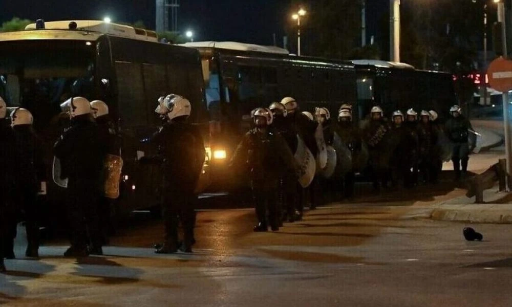 Ρέντη: Χούλιγκαν ρίχνουν φωτοβολίδες και τρέχουν στο γήπεδο να κρυφτούν- Βίντεο Ντοκουμέντο